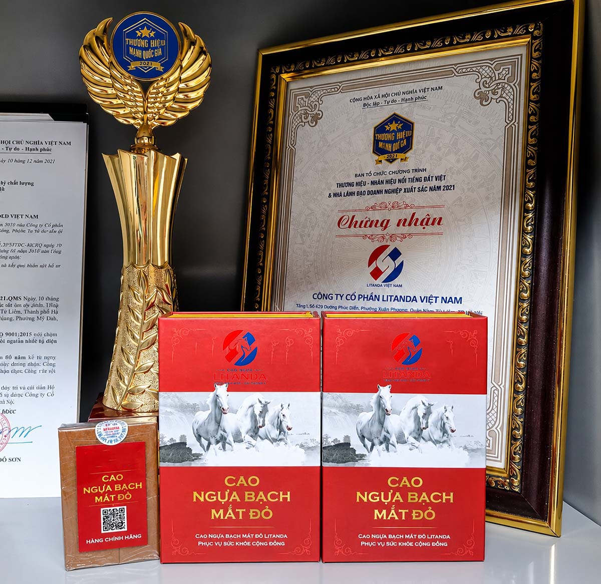 Cúp và bằng khen chứng nhận top 50 thương hiệu quốc gia Litanda