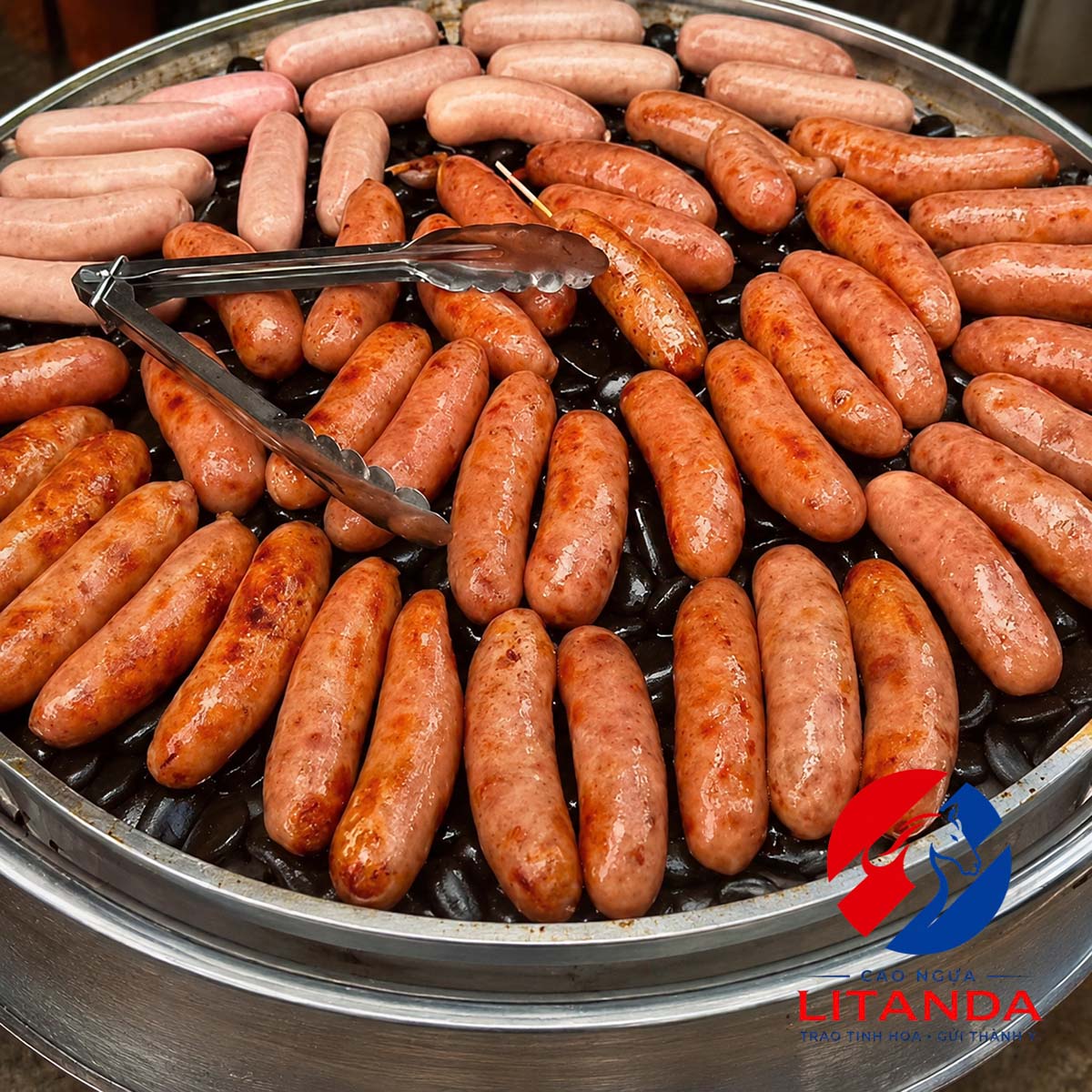 Lạp xưởng ngựa nướng đá - món ngon khó cưỡng