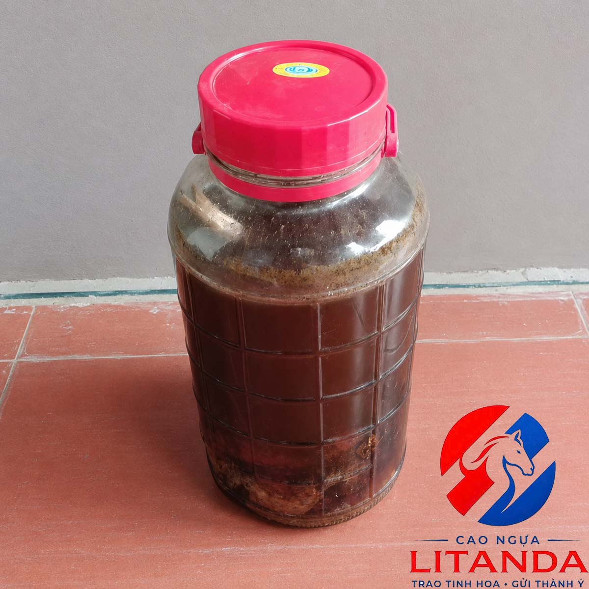 Hình ảnh một bình phổi ngựa bạch ngâm mật ong đã có thể sử dụng