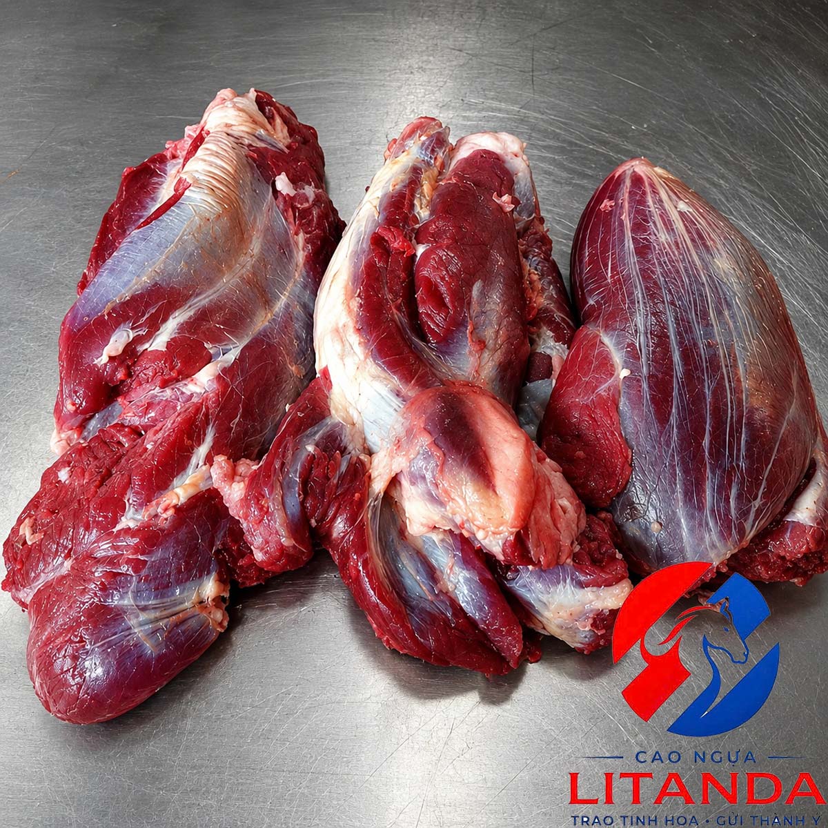 Thịt bắp và đùi ngựa ngon tại cơ sở sản xuất Litanda
