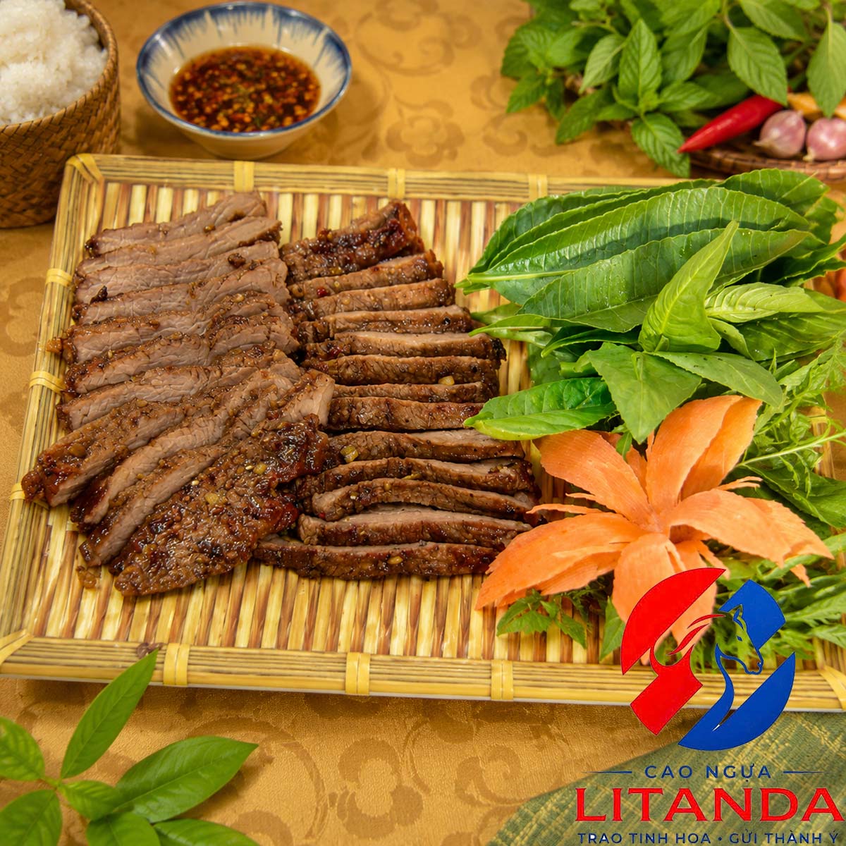 Thịt ngựa nướng tảng - mềm, ngọt quyện cùng nước chấm vô cùng đưa cơm