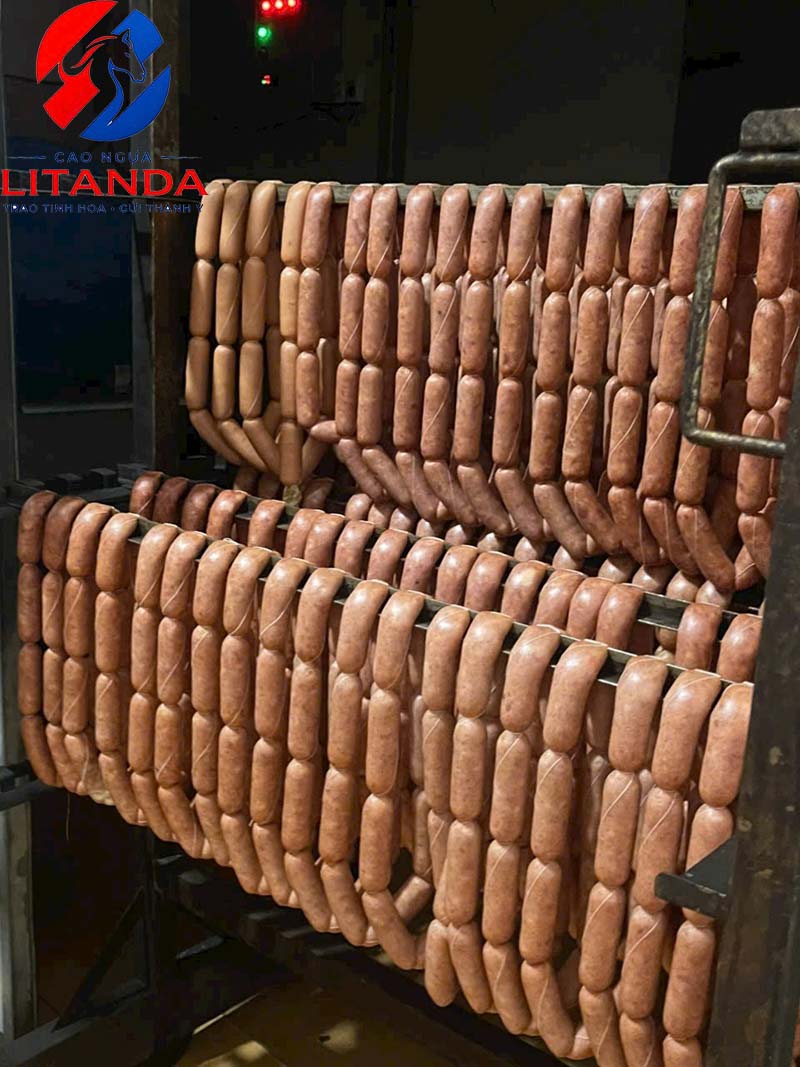 Xúc xích ngựa tại cơ sở chế biến