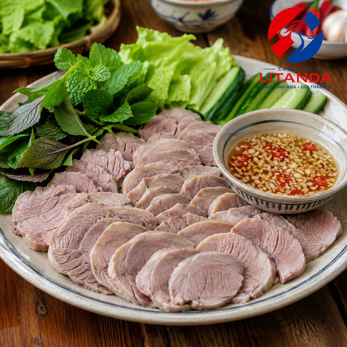 Thịt má ngựa luộc chấm mắm tỏi